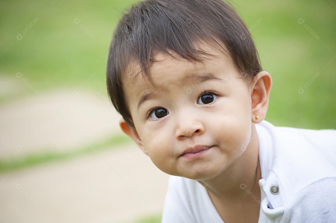 Retrato de menina de 1 ano de aparência asiática brincando sozinha JPG