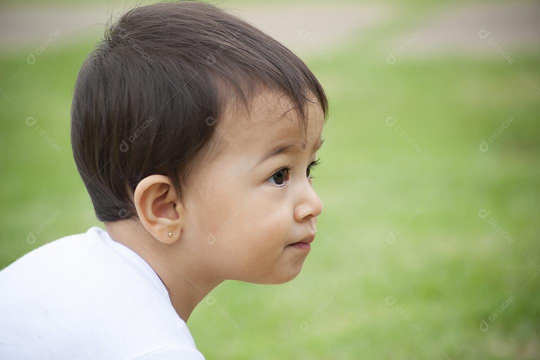 Retrato de menina de 1 ano de aparência asiática brincando sozinha JPG