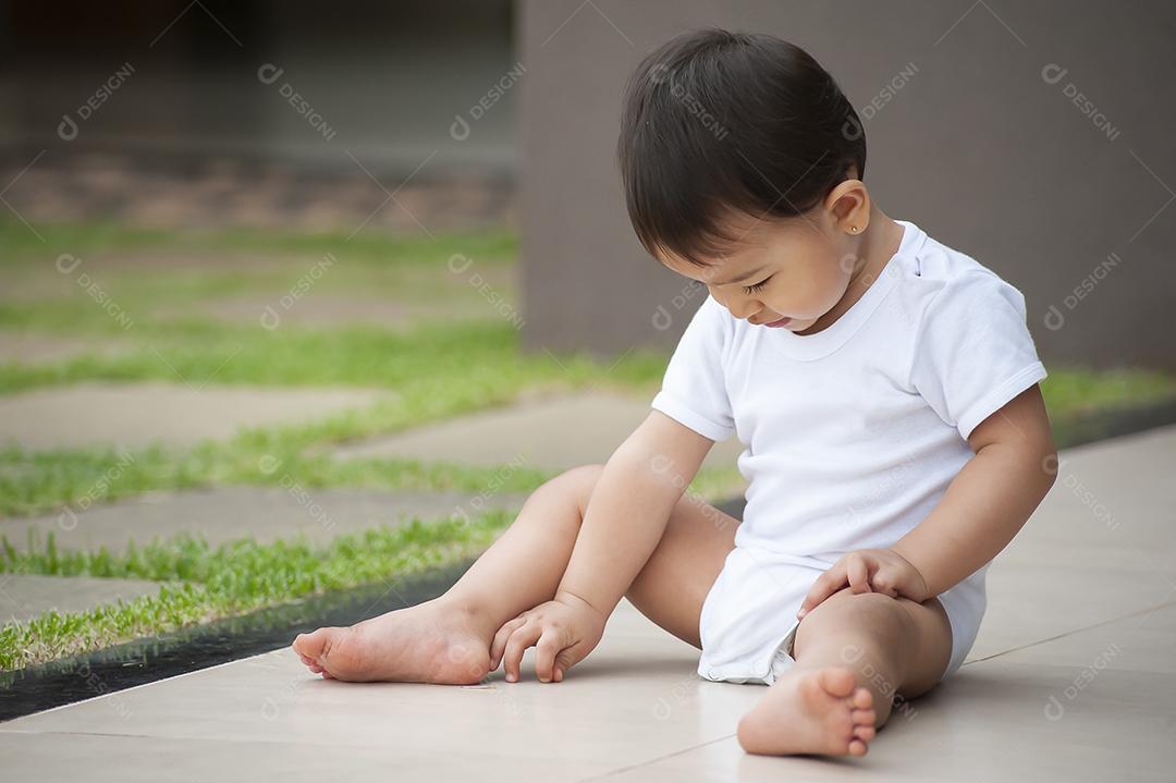 Retrato de menina de 1 ano de aparência asiática brincando sozinha JPG