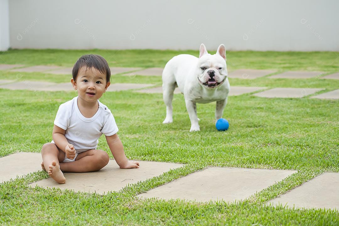 Menina asiática de 1 ano brincando com seu cão bulldog francês JPG