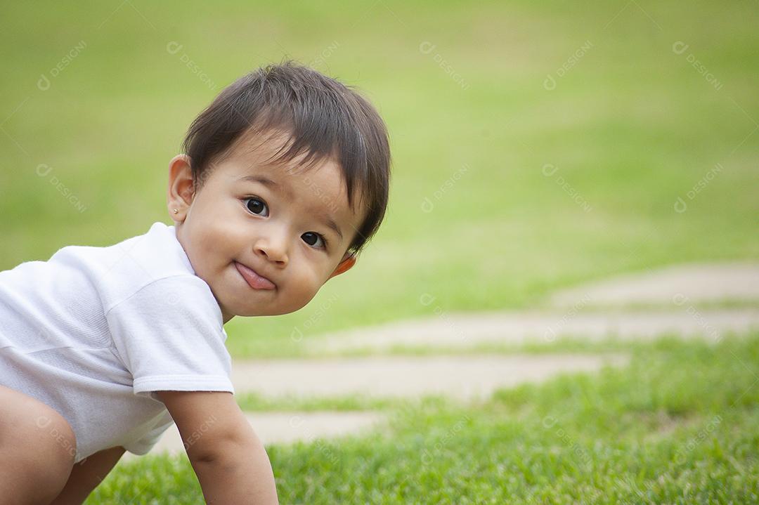 Retrato de uma menina de 1 ano de aparência asiática. Cena engraçada, Mostrando JPG