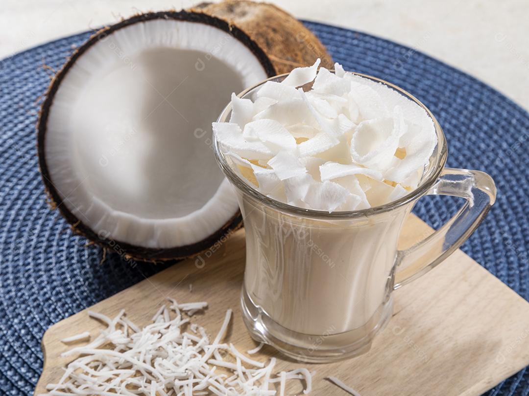 Delicioso mousse de côco em copo de vidro Imagem JPG