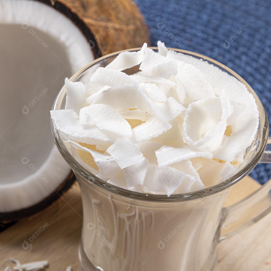 Delicioso mousse de côco em copo de vidro Imagem JPG