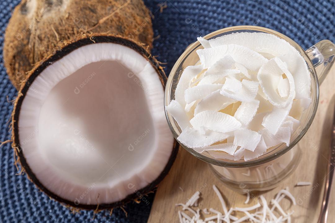 Delicioso mousse de côco em copo de vidro Imagem JPG