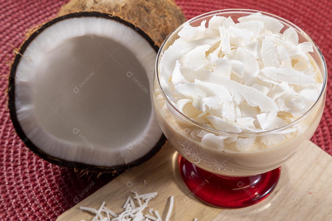 Delicioso mousse de côco em copo de vidro Imagem JPG