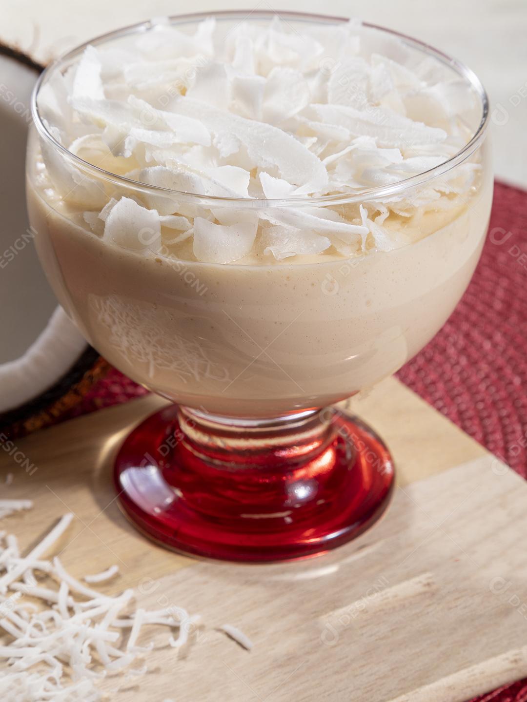 Delicioso mousse de côco em copo de vidro Imagem JPG