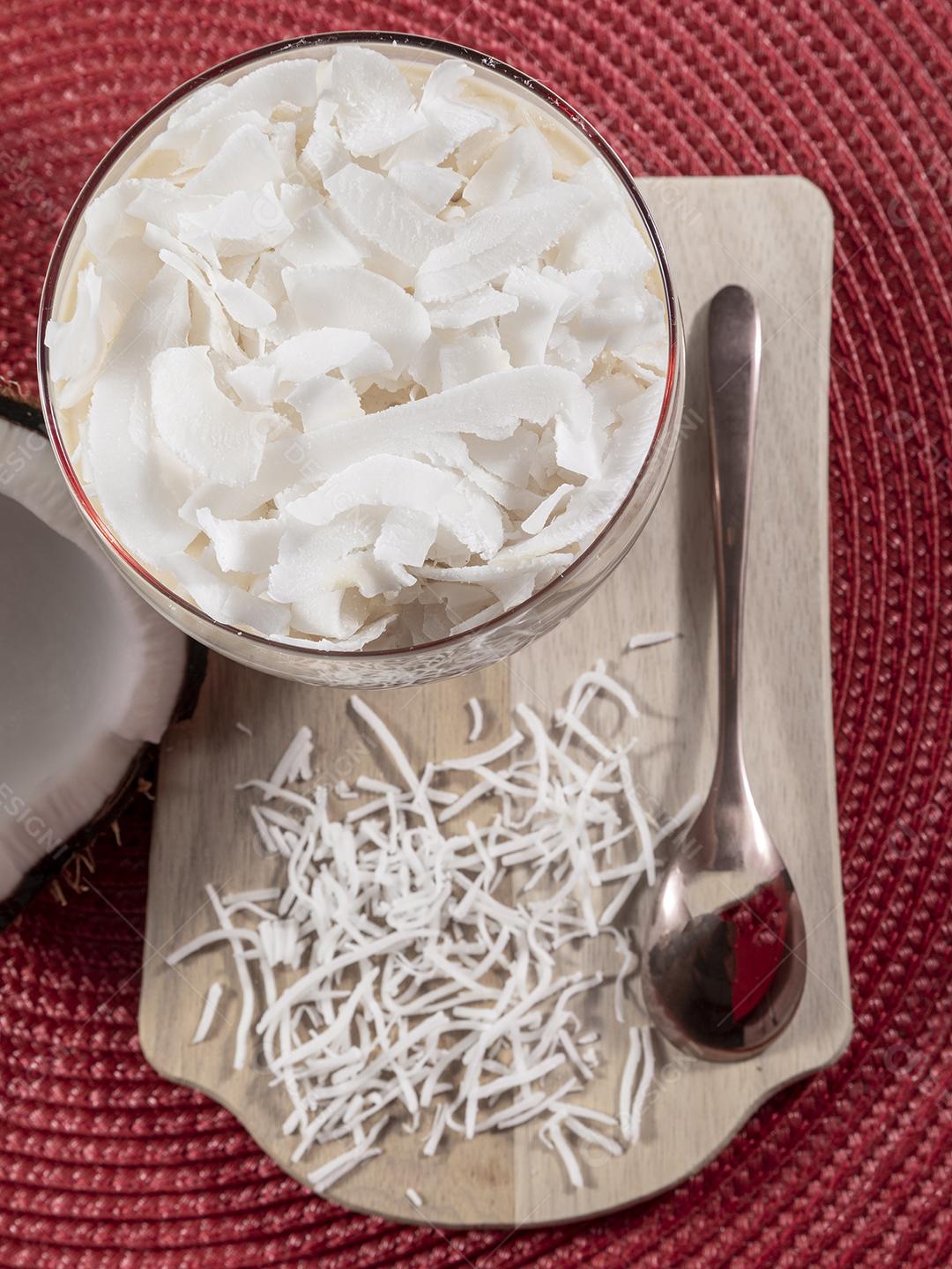 Delicioso mousse de côco em copo de vidro Imagem JPG