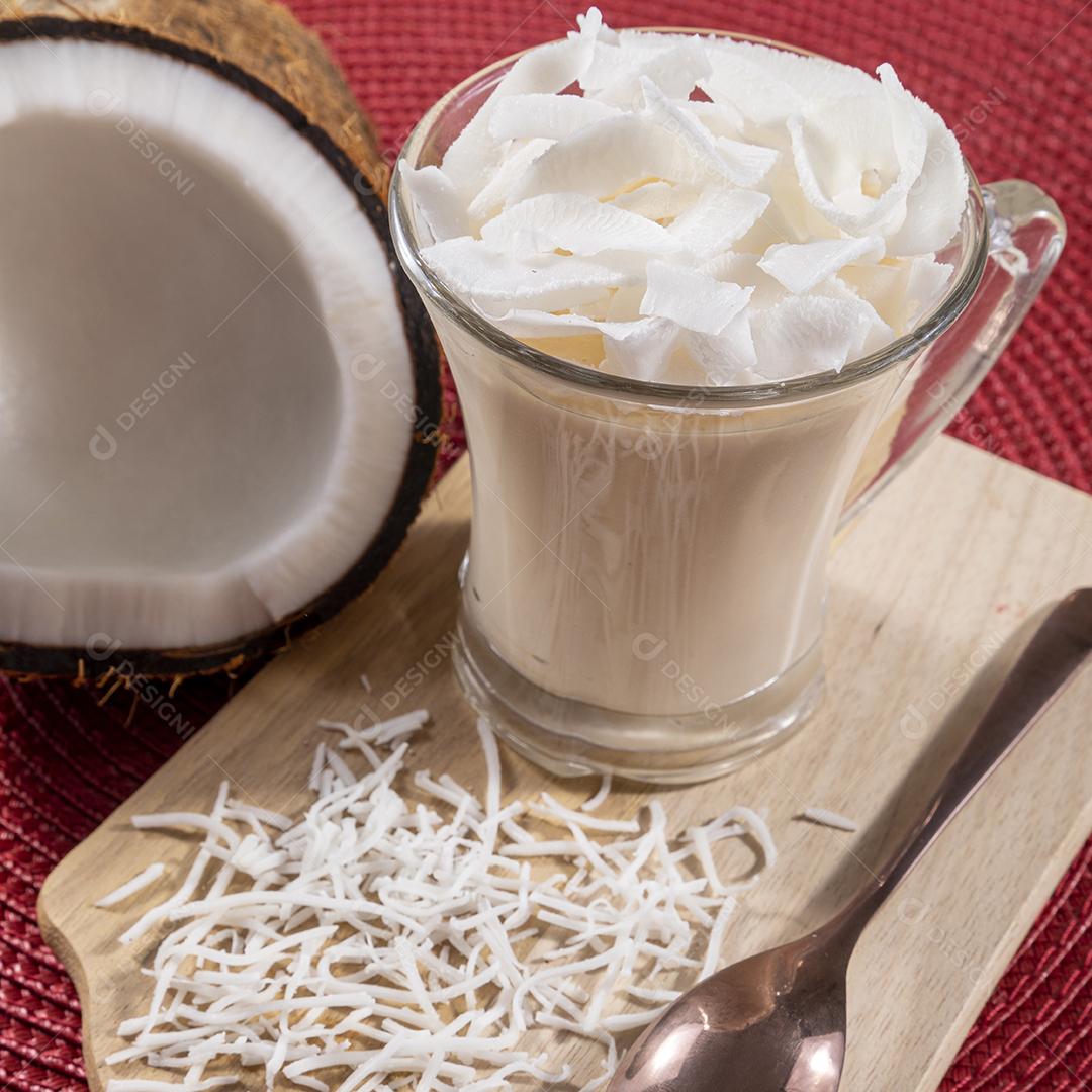 Delicioso mousse de côco em copo de vidro Imagem JPG