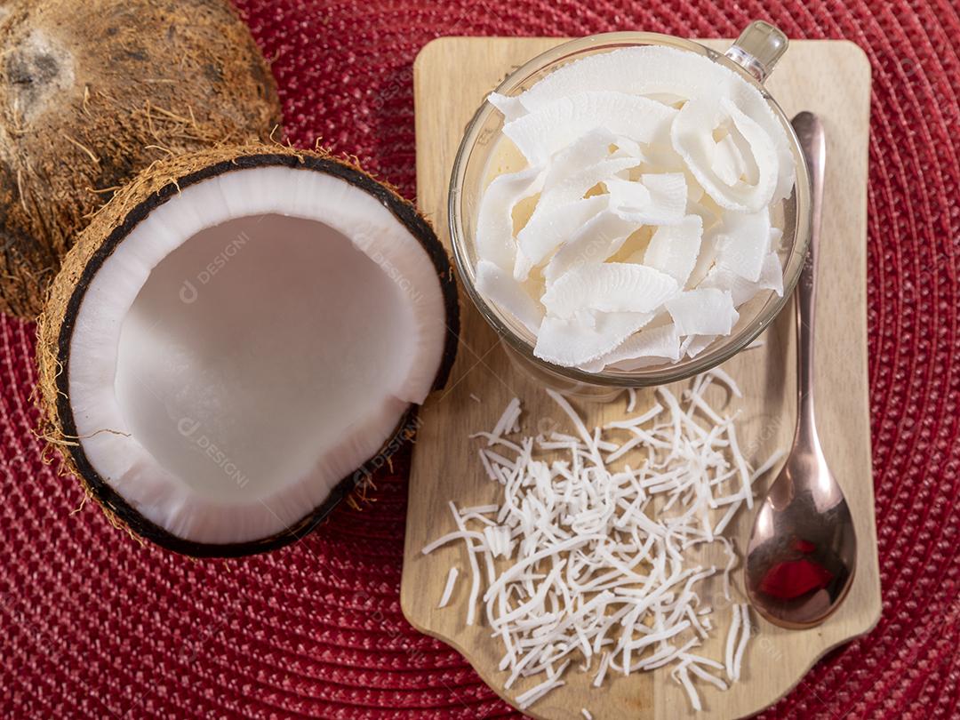 Delicioso mousse de côco em copo de vidro Imagem JPG