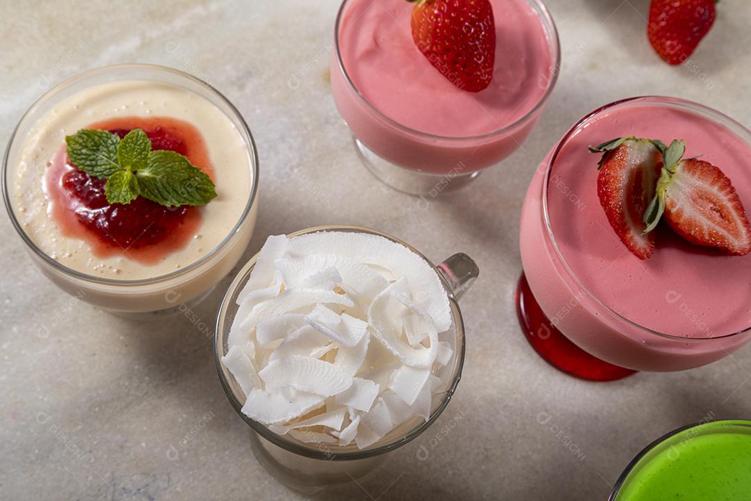 Mousse de limão em tigela de cristal com cobertura de geléia de morango Imagem JPG