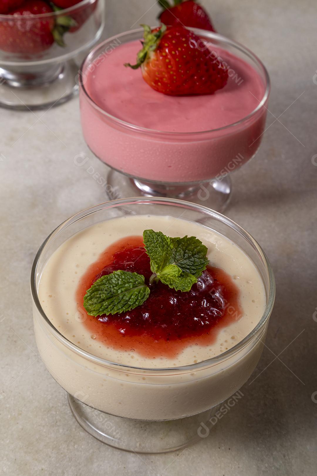 Mousse de limão em tigela de cristal com cobertura de geléia de morango Imagem JPG