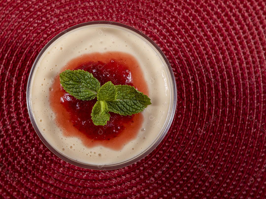 Mousse de limão em tigela de cristal com cobertura de geléia de morango Imagem JPG