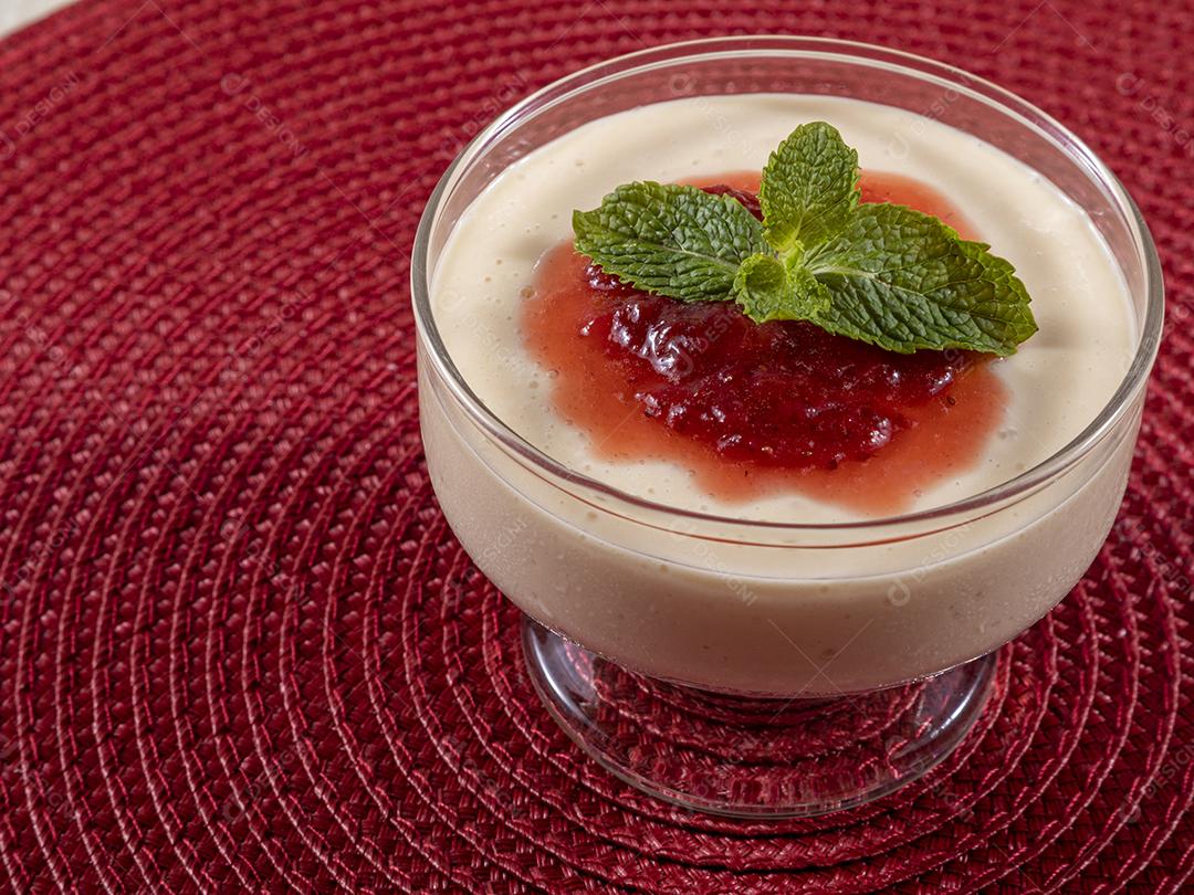 Mousse de limão em tigela de cristal com cobertura de geléia de morango Imagem JPG