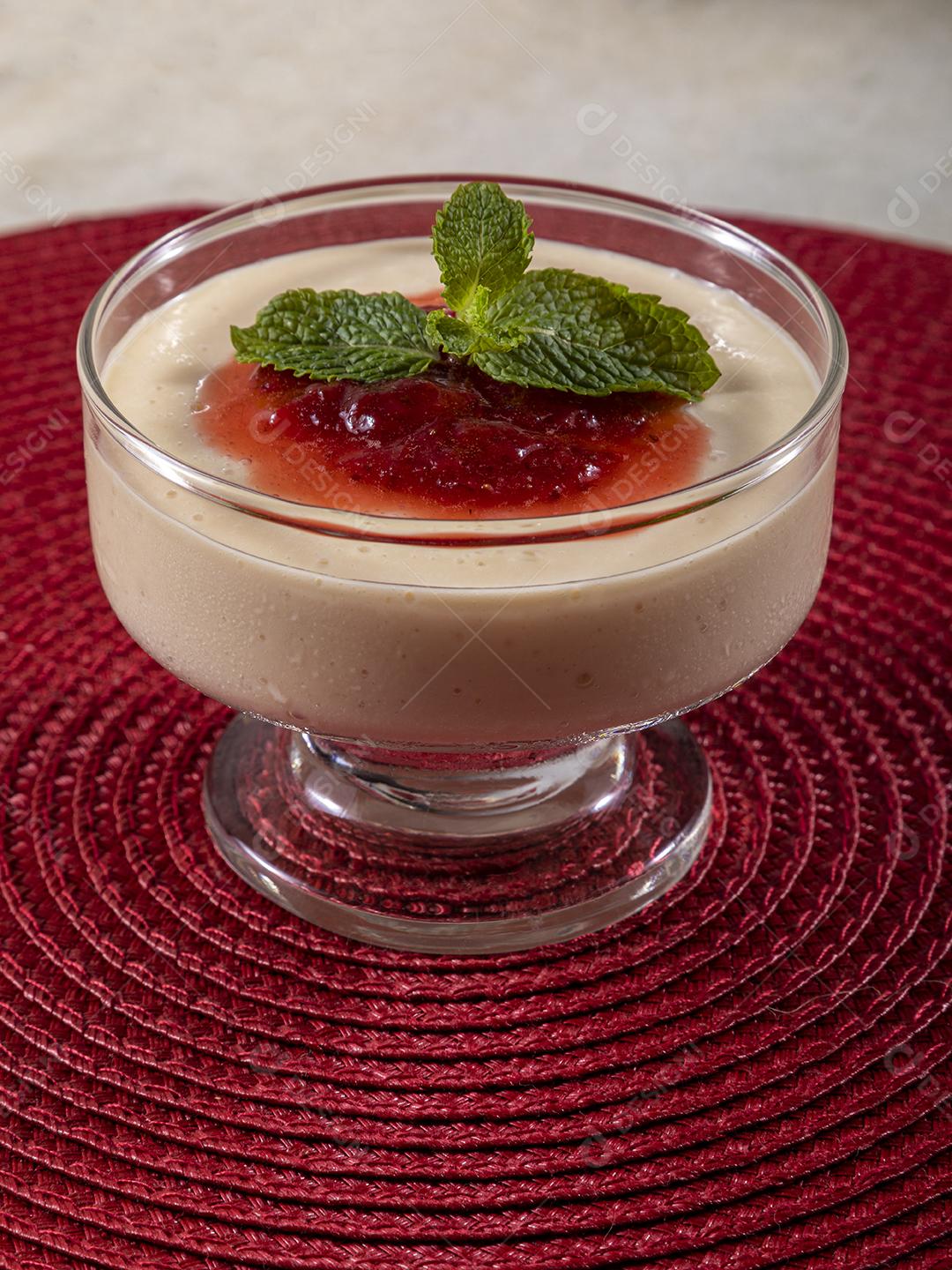 Mousse de limão em tigela de cristal com cobertura de geléia de morango Imagem JPG