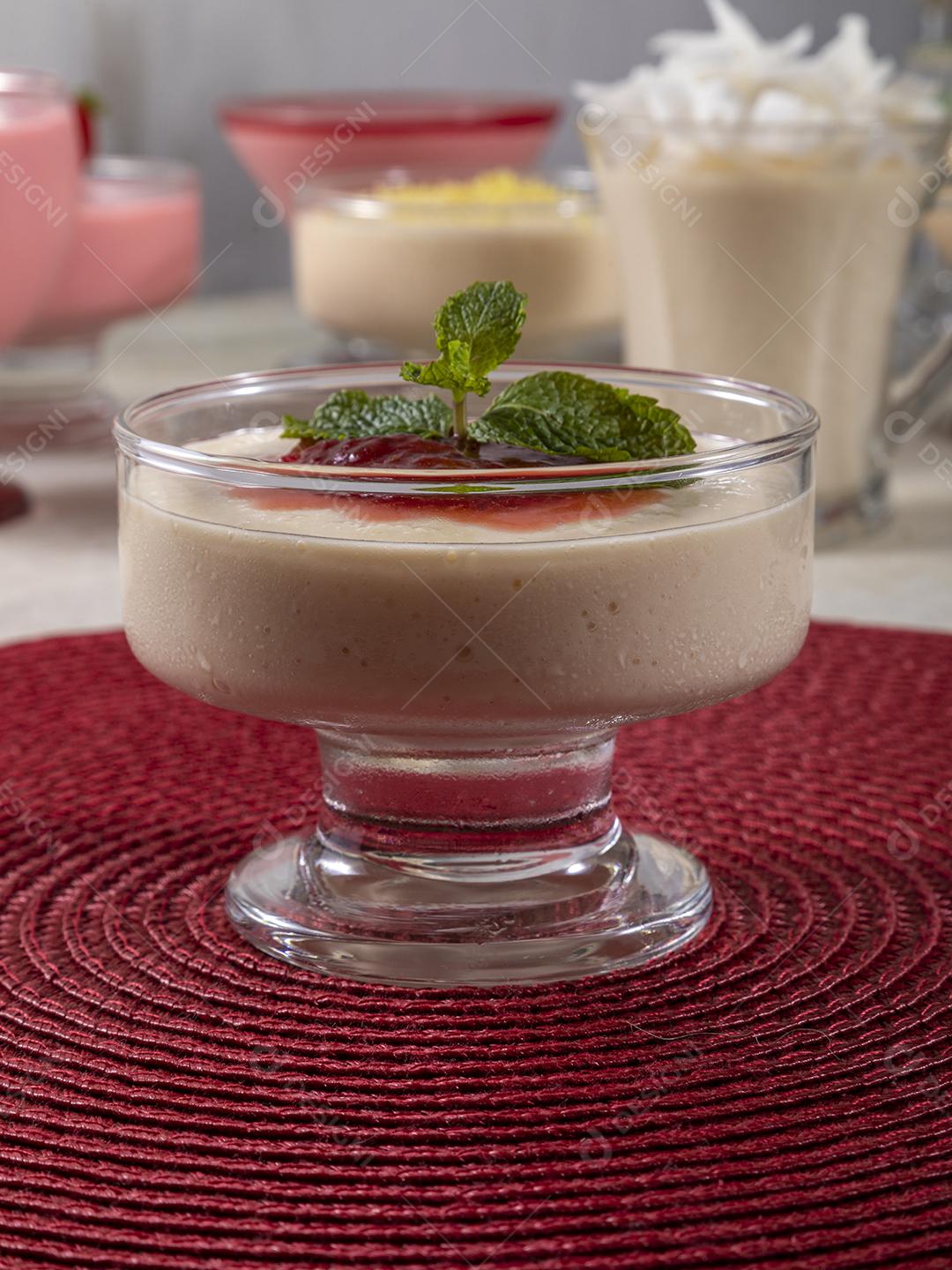 Mousse de limão em tigela de cristal com cobertura de geléia de morango Imagem JPG