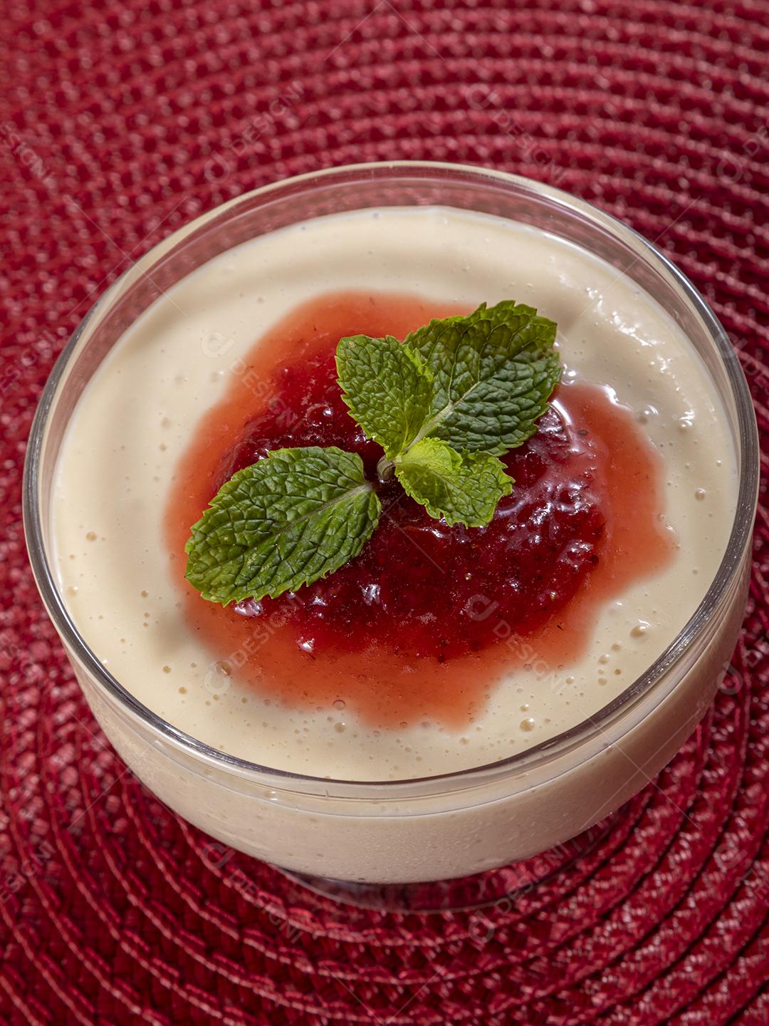 Mousse de limão em tigela de cristal com cobertura de geléia de morango Imagem JPG