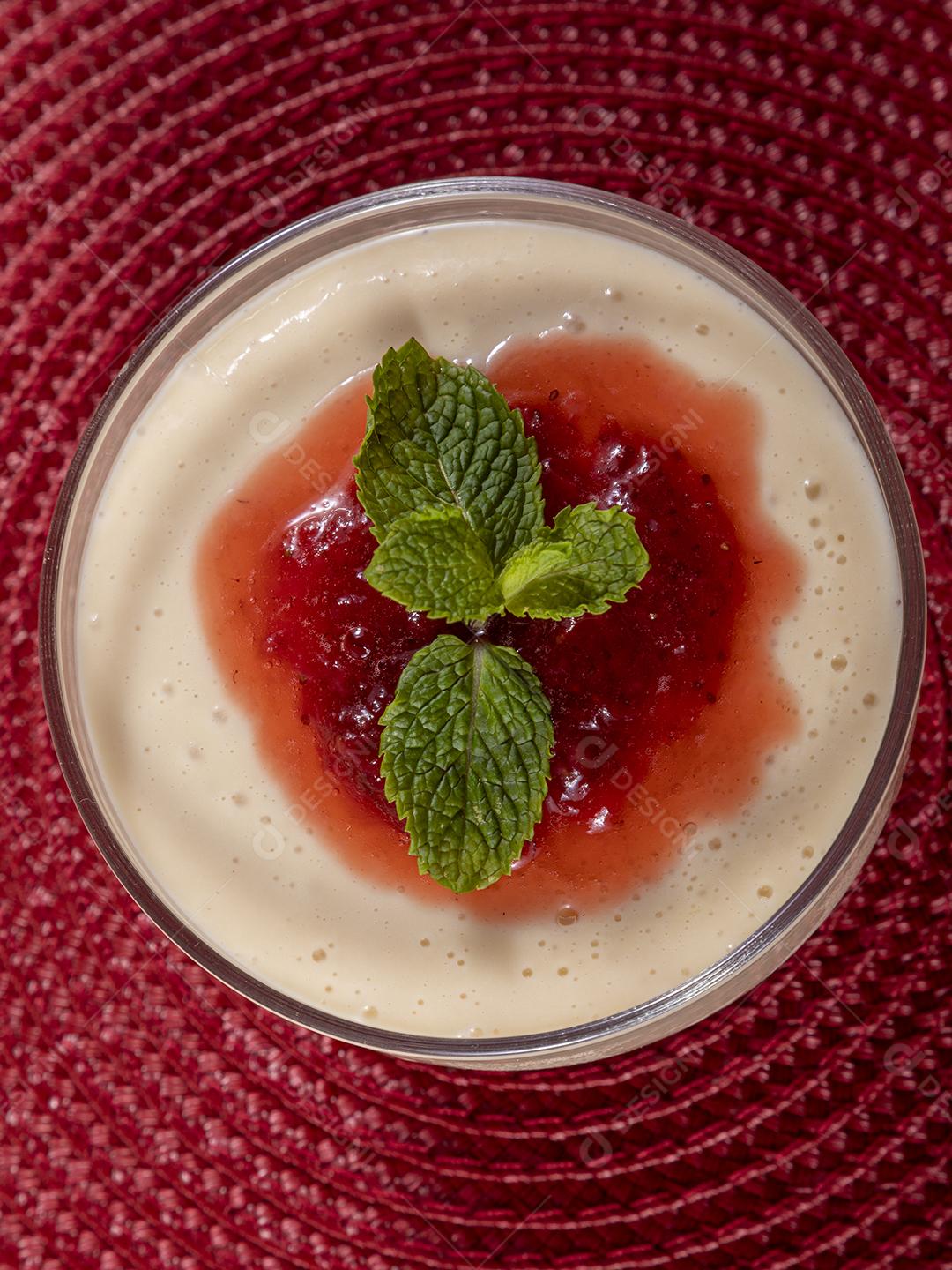 Mousse de limão em tigela de cristal com cobertura de geléia de morango Imagem JPG