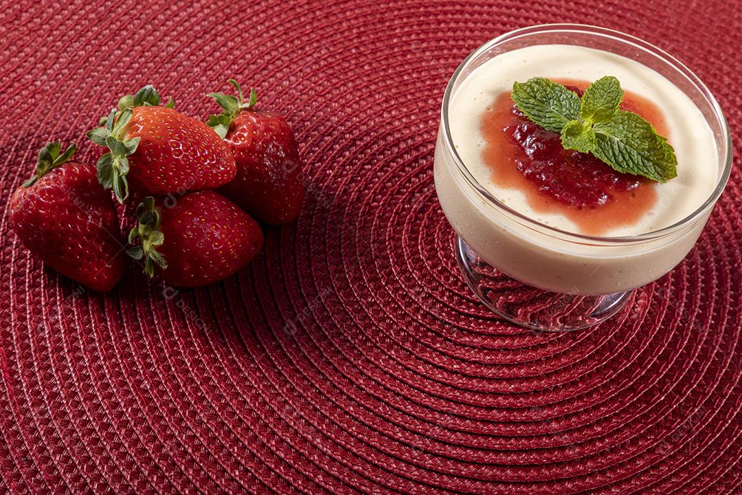 Mousse de limão em tigela de cristal com cobertura de geléia de morango Imagem JPG