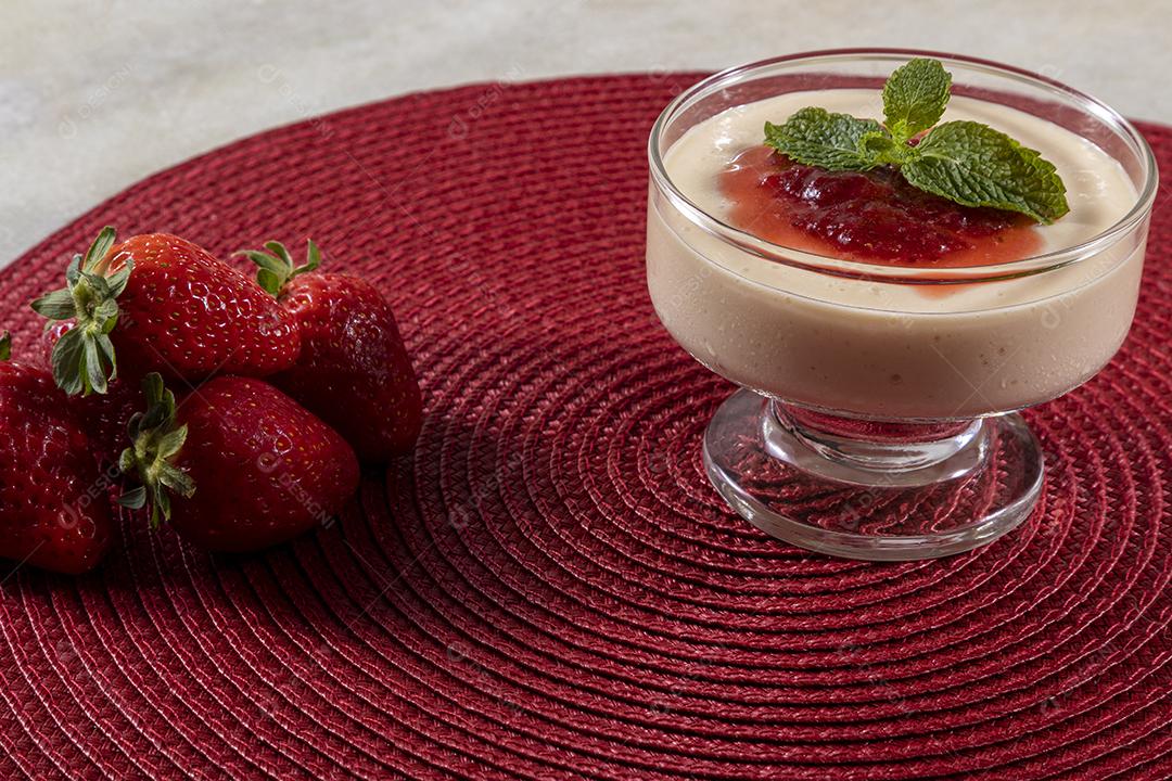 Mousse de limão em tigela de cristal com cobertura de geléia de morango Imagem JPG