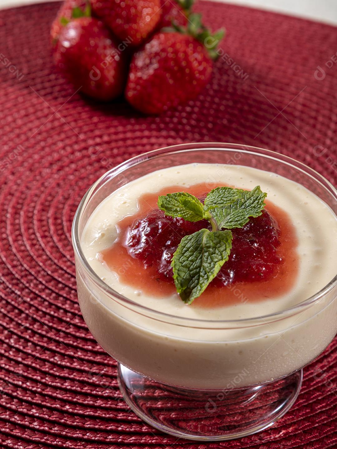 Mousse de limão em tigela de cristal com cobertura de geléia de morango Imagem JPG