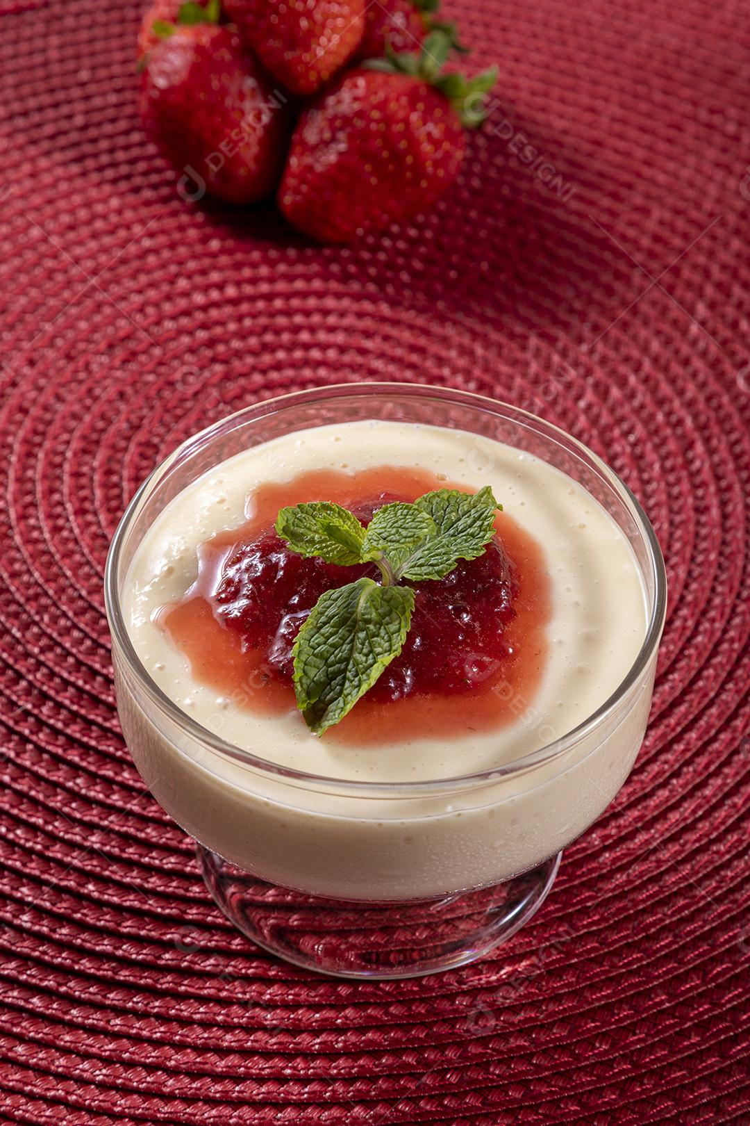 Mousse de limão em tigela de cristal com cobertura de geléia de morango Imagem JPG