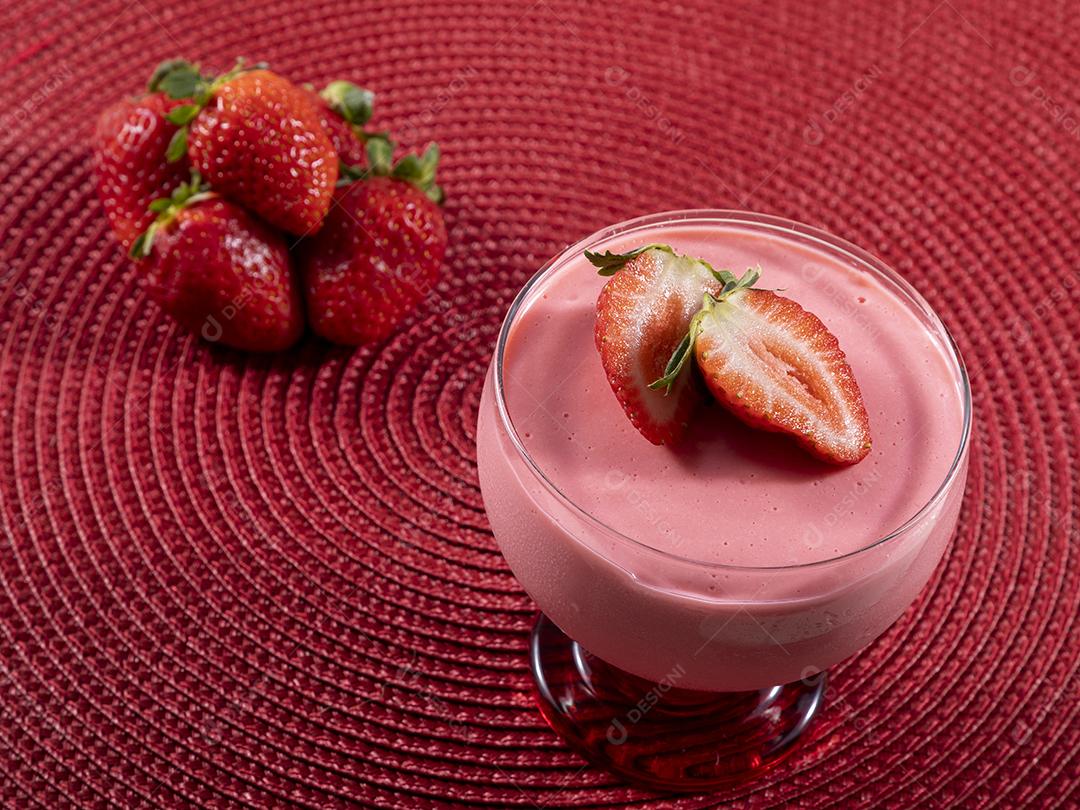 Mousse de morango saborosa em vidro com morango por cima Imagem JPG