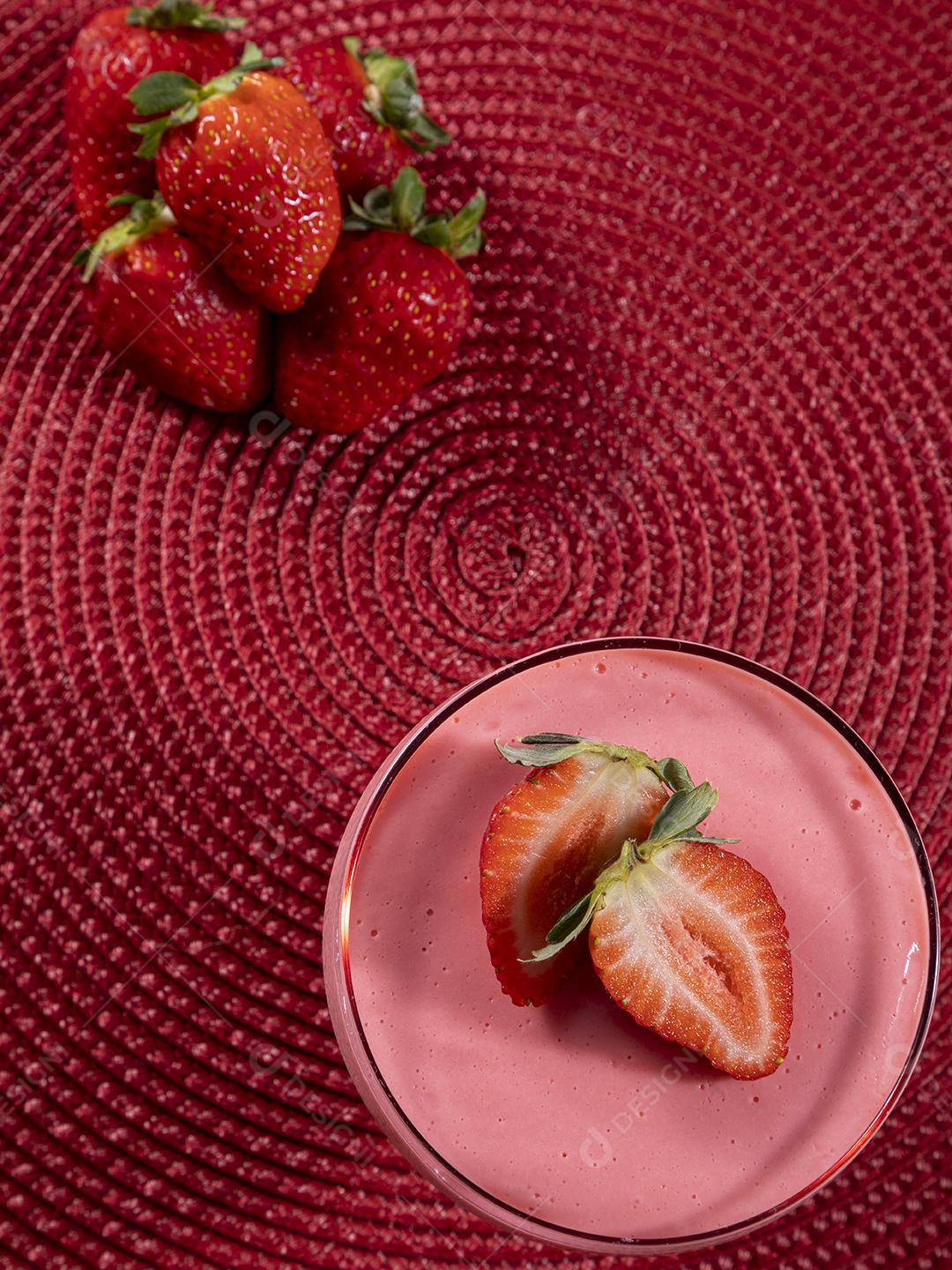 Mousse de morango saborosa em vidro com morango por cima Imagem JPG