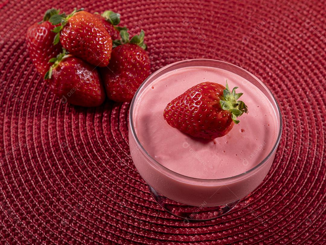 Mousse de morango saborosa em vidro com morango por cima Imagem JPG