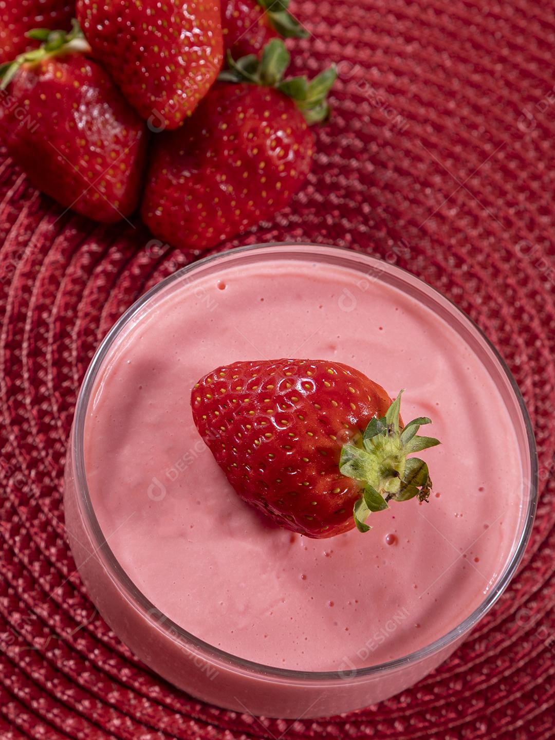 Mousse de morango saborosa em vidro com morango por cima Imagem JPG