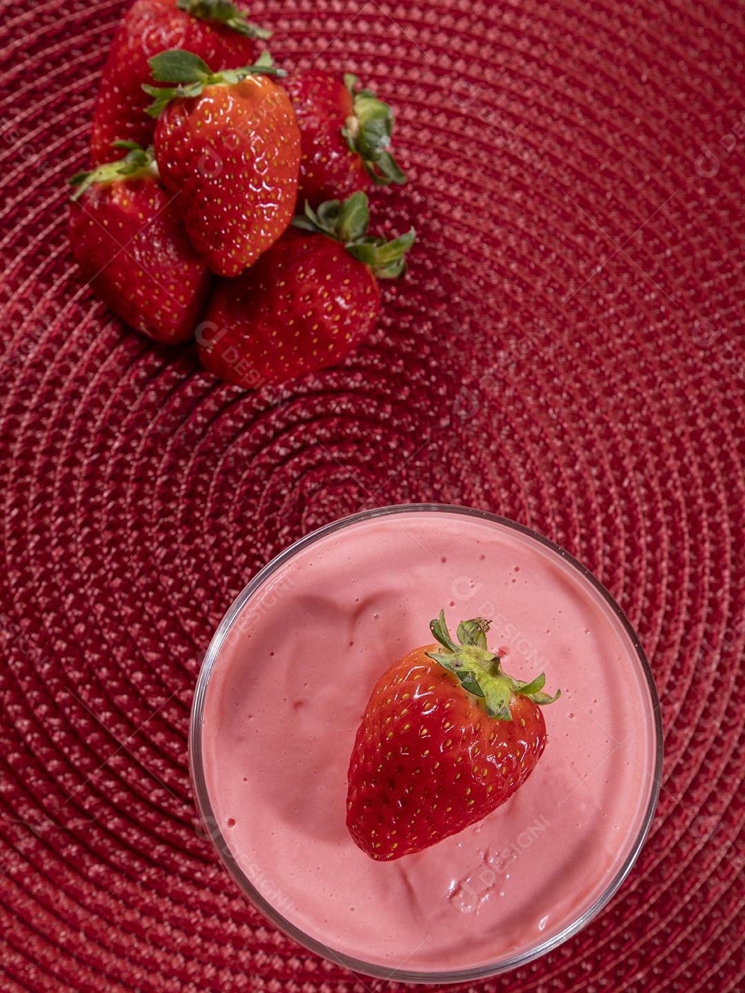 Mousse de morango saborosa em vidro com morango por cima Imagem JPG