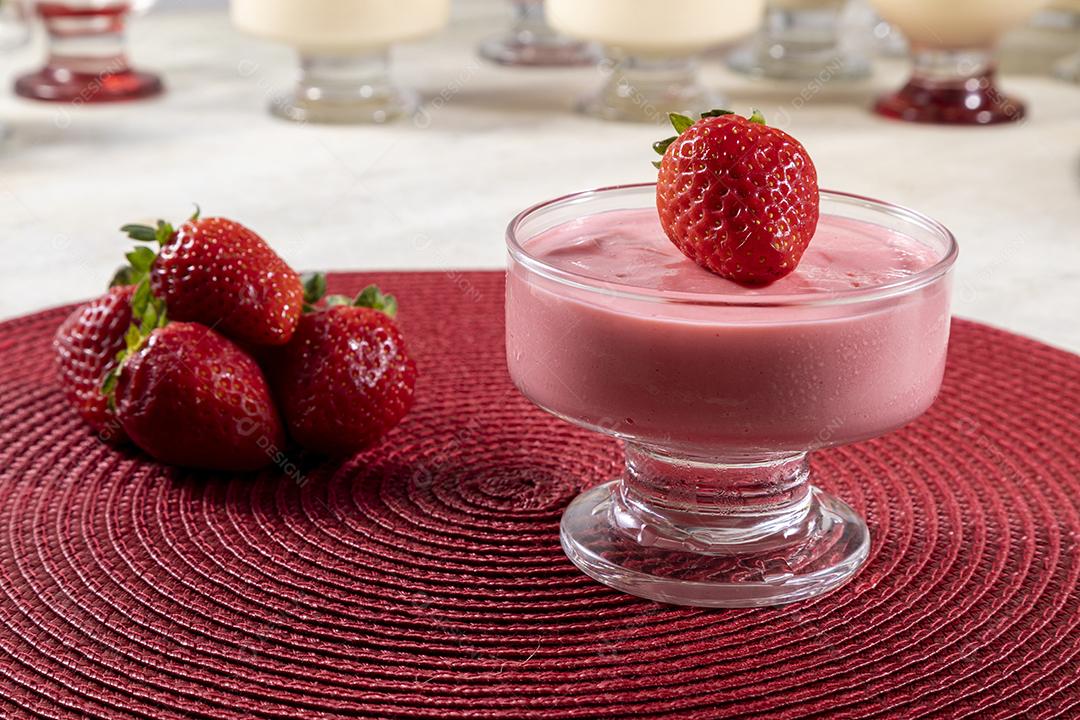 Mousse de morango saborosa em vidro com morango por cima Imagem JPG