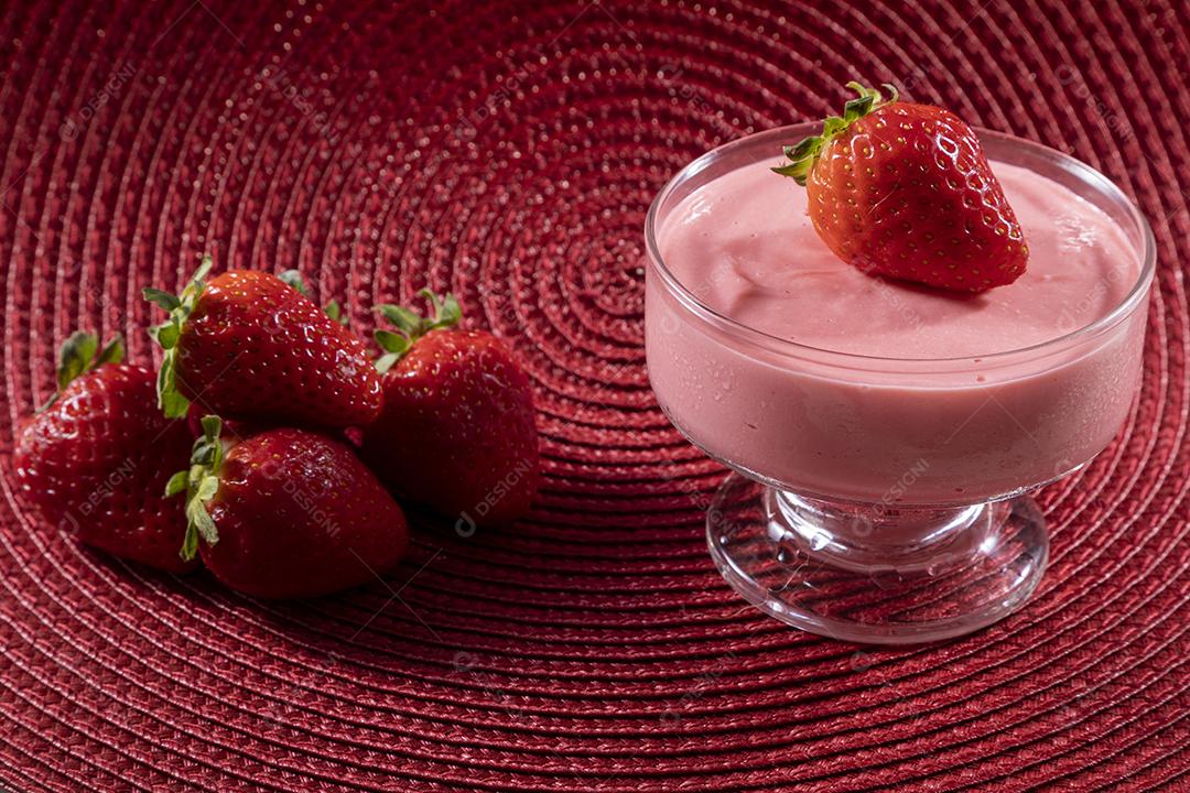 Mousse de morango saborosa em vidro com morango por cima Imagem JPG