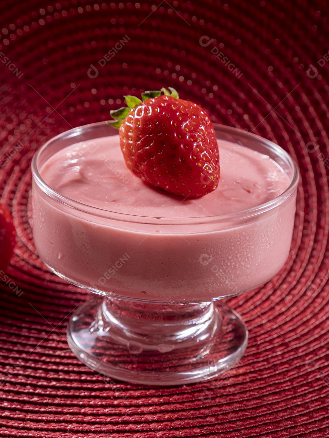 Mousse de morango saborosa em vidro com morango por cima Imagem JPG