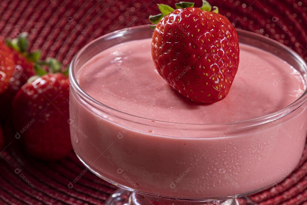 Mousse de morango saborosa em vidro com Gelatina Por Cima Imagem JPG