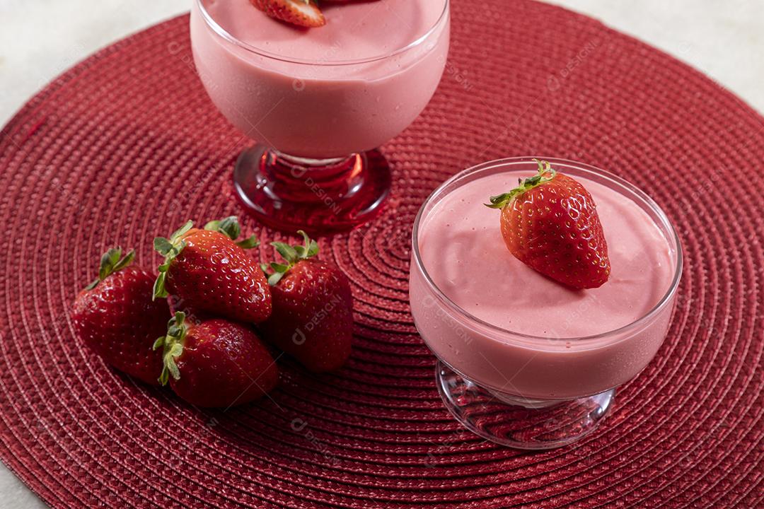 Mousse de morango saborosa em vidro com Gelatina Por Cima Imagem JPG