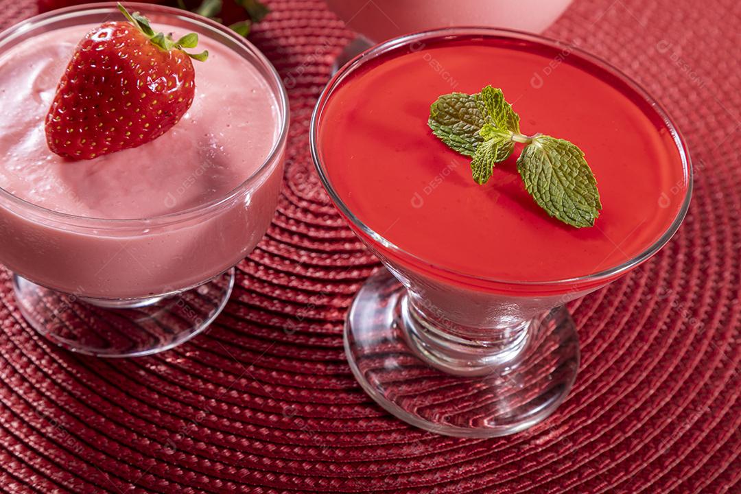 Mousse de morango saborosa em vidro com Gelatina Por Cima Imagem JPG