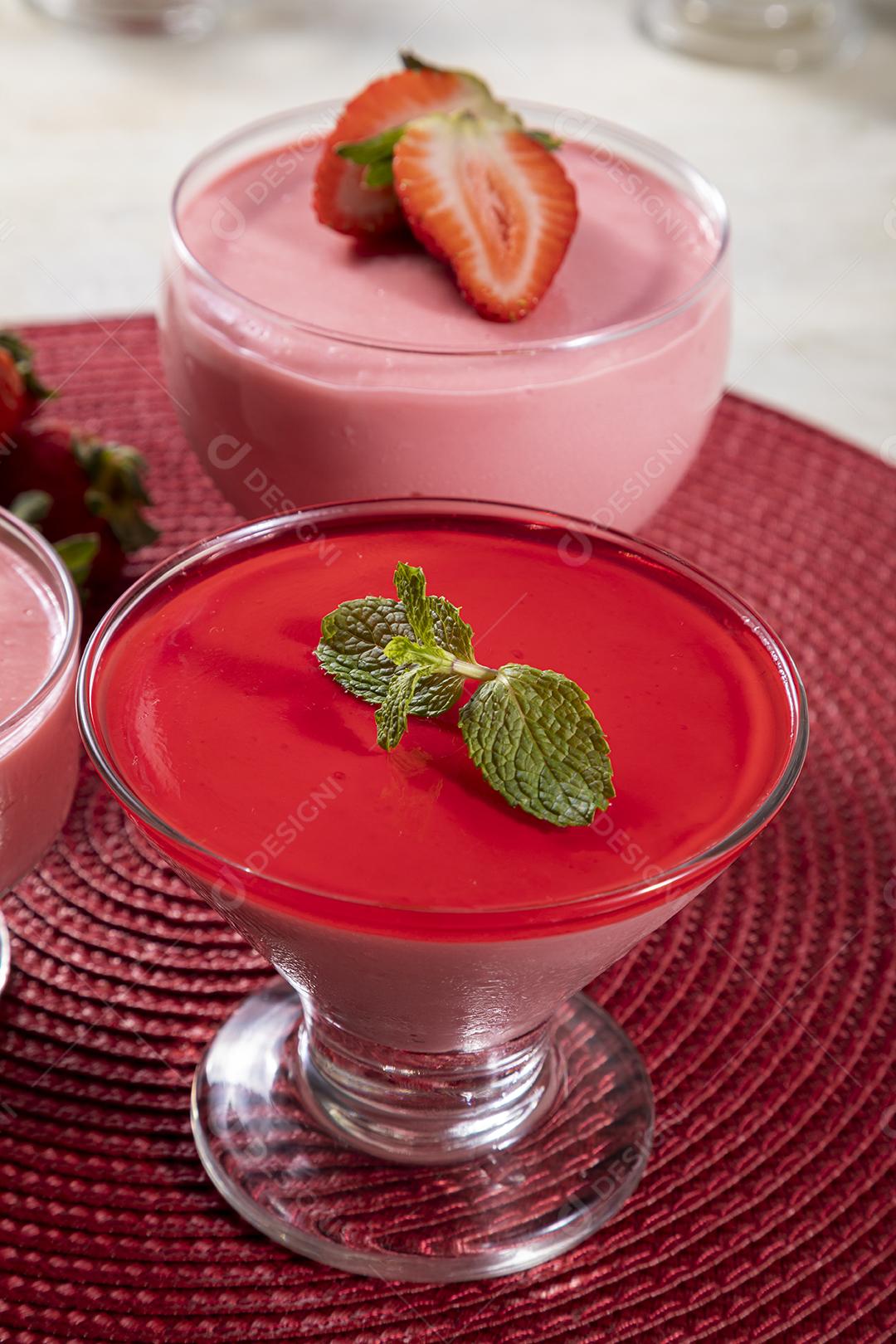 Mousse de morango saborosa em vidro com Gelatina Por Cima Imagem JPG