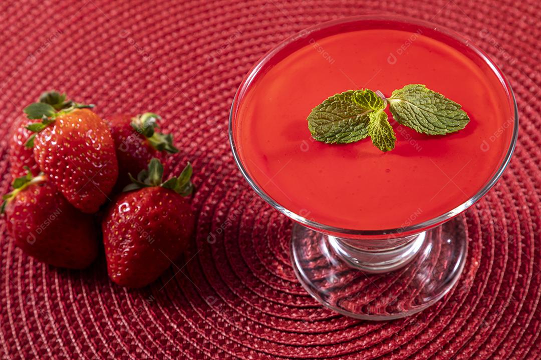 Mousse de morango saborosa em vidro com Gelatina Por Cima Imagem JPG