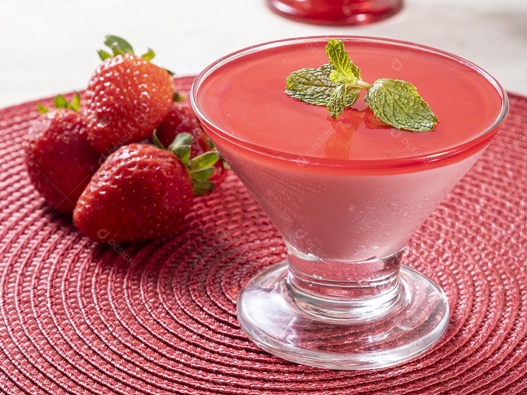 Mousse de morango saborosa em vidro com Gelatina Por Cima Imagem JPG