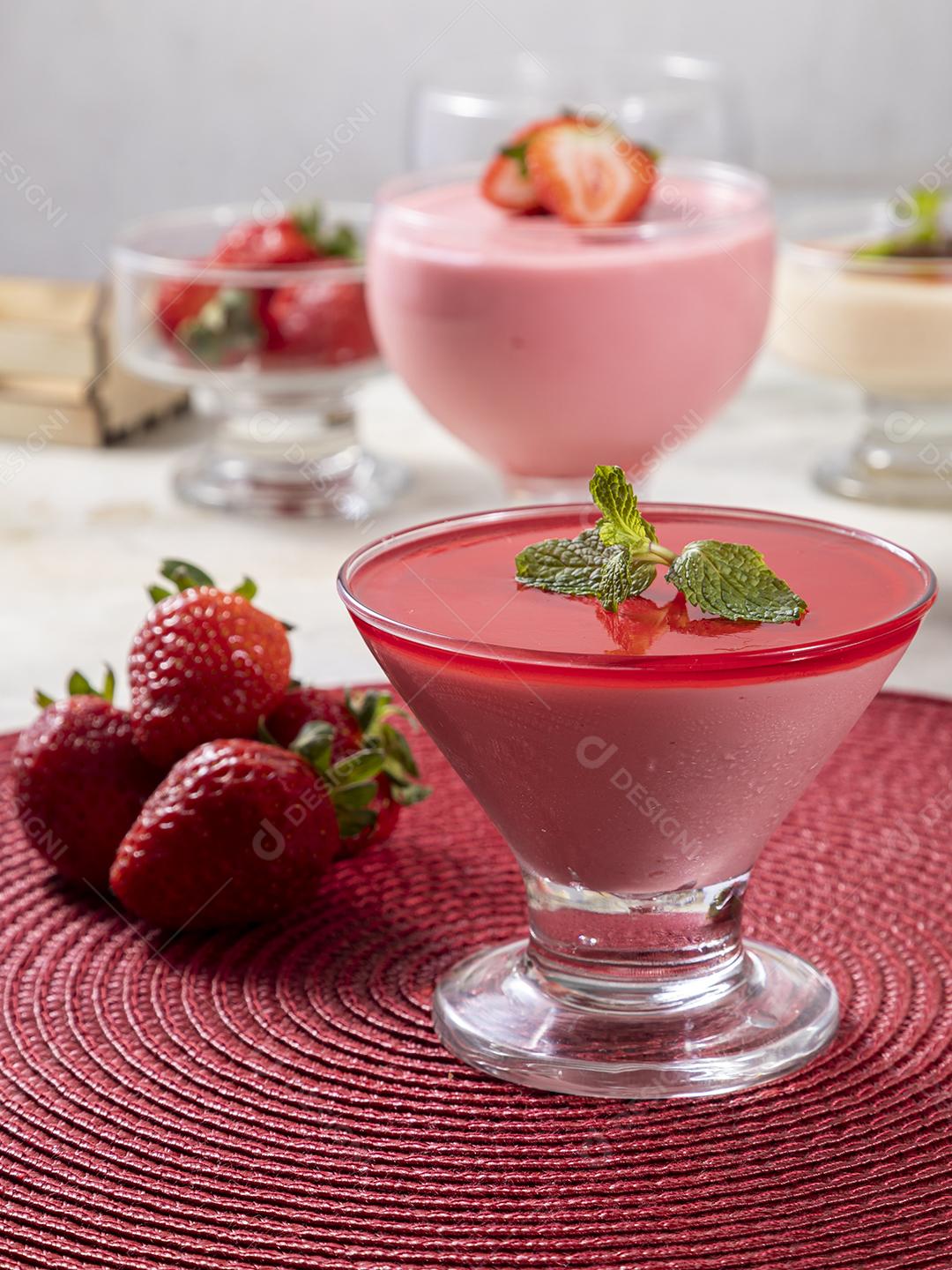 Mousse de morango saborosa em vidro com Gelatina Por Cima Imagem JPG