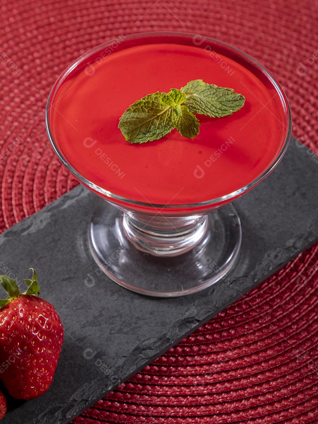 Mousse de morango saborosa em vidro com Gelatina Por Cima Imagem JPG