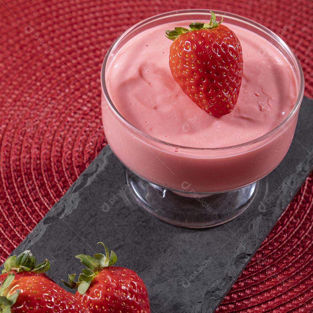 Mousse de morango saborosa em vidro com morango por cima Imagem JPG