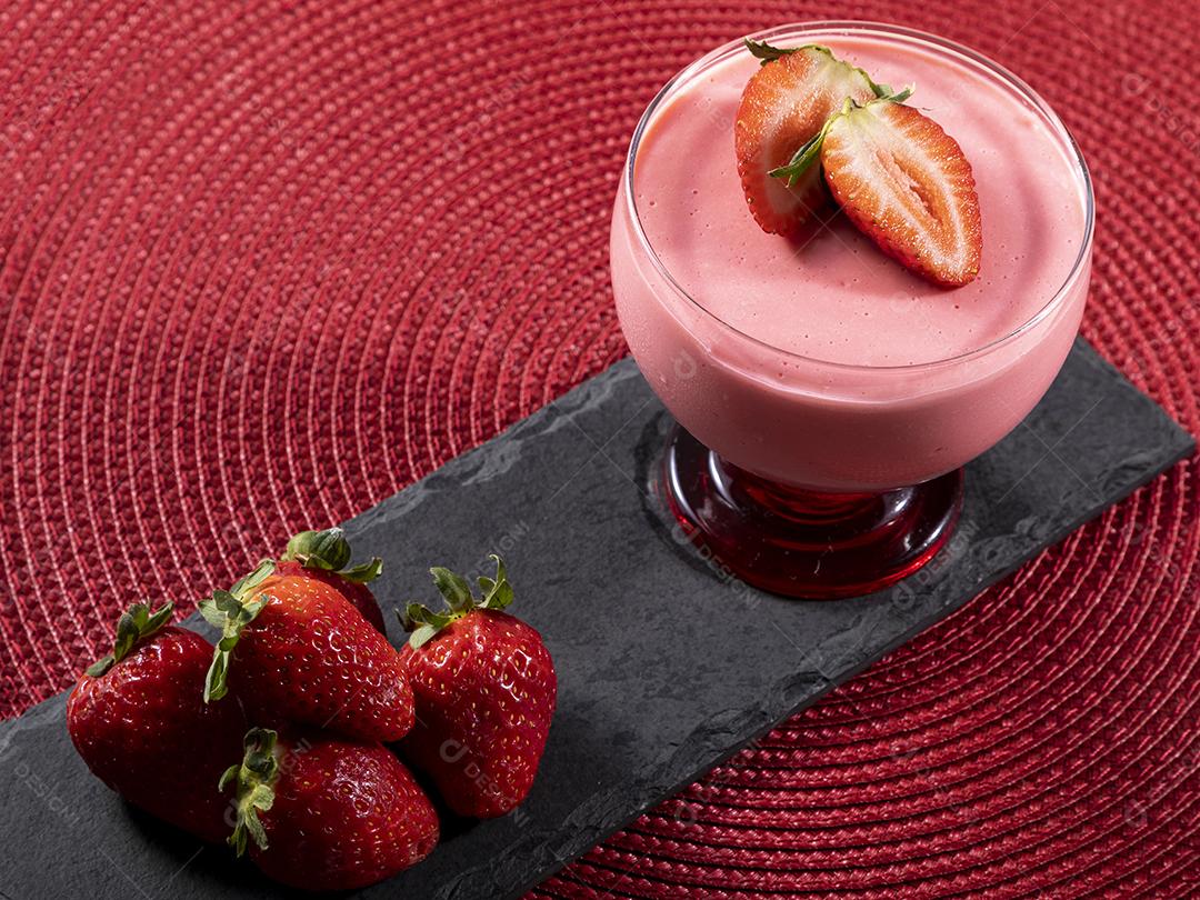 Mousse de morango saborosa em vidro com morango por cima Imagem JPG