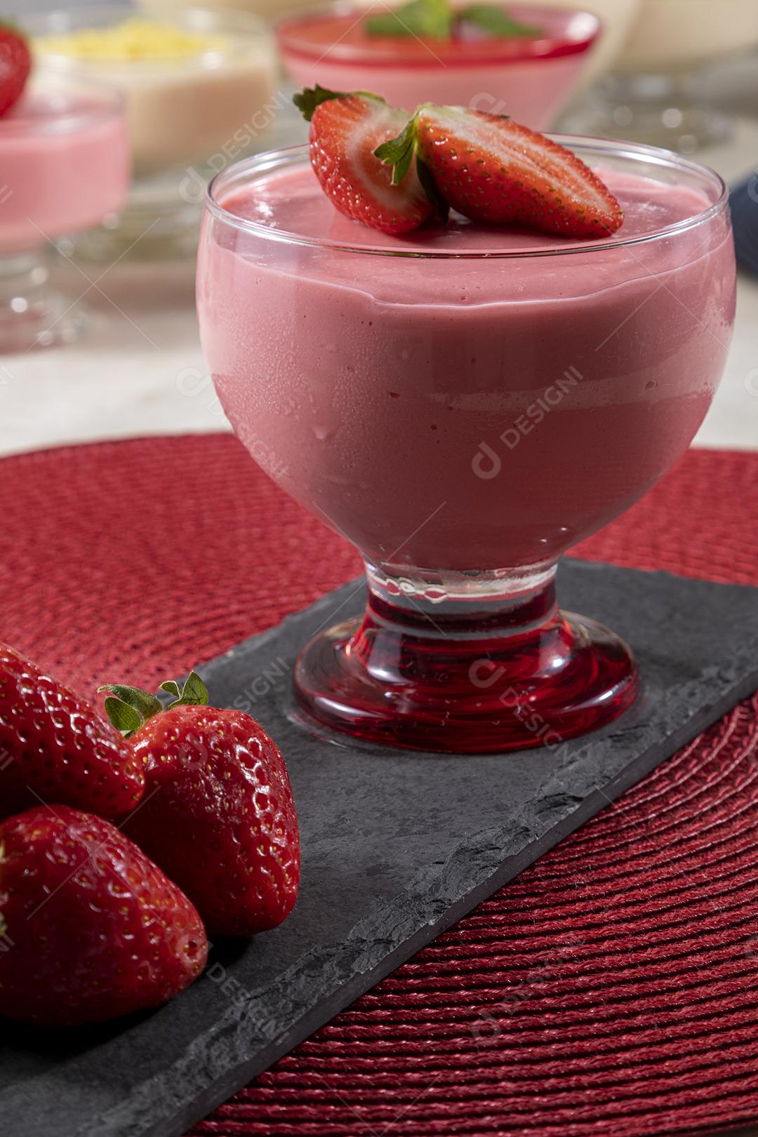Mousse de morango saborosa em vidro com morango por cima Imagem JPG