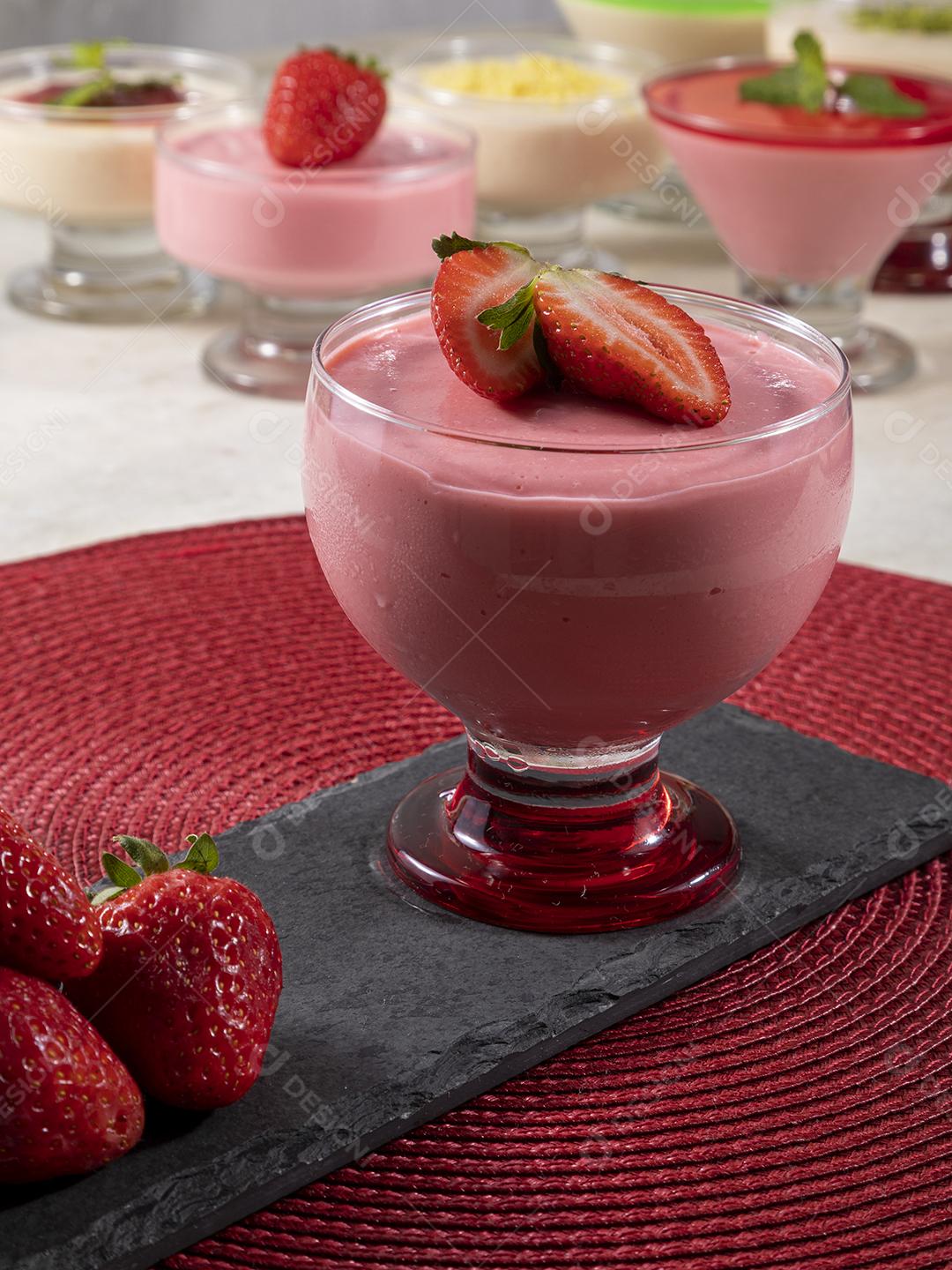 Mousse de morango saborosa em vidro com morango por cima Imagem JPG