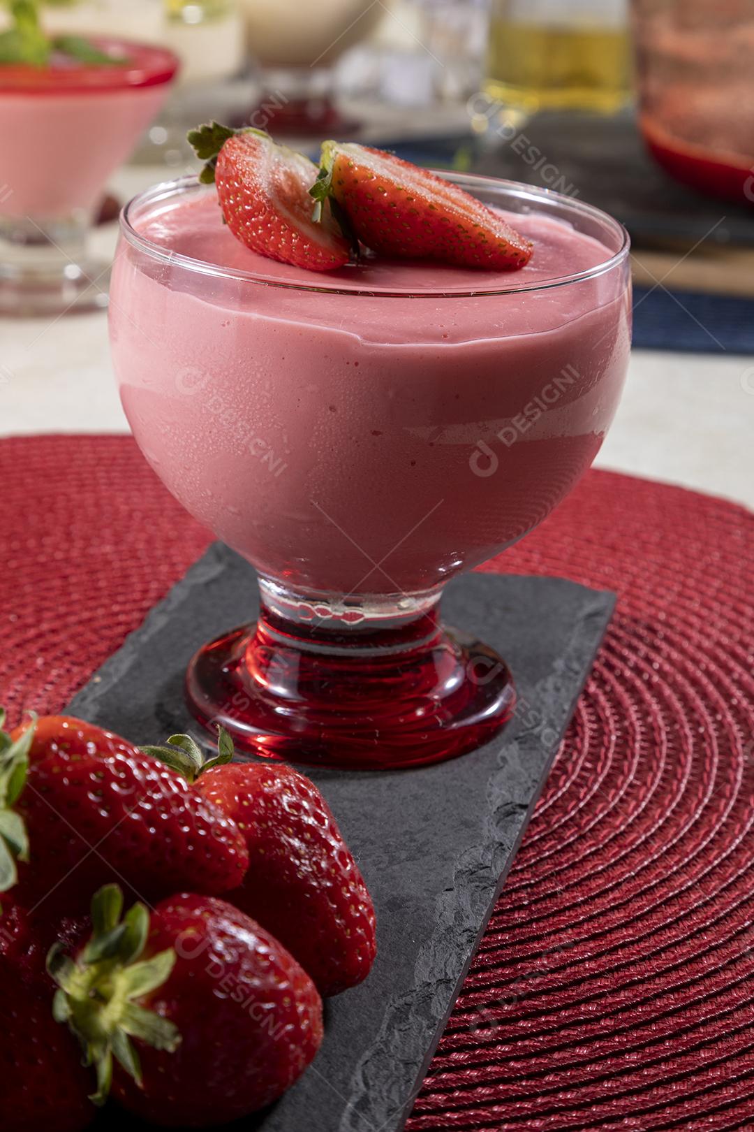 Mousse de morango saborosa em vidro com morango por cima Imagem JPG