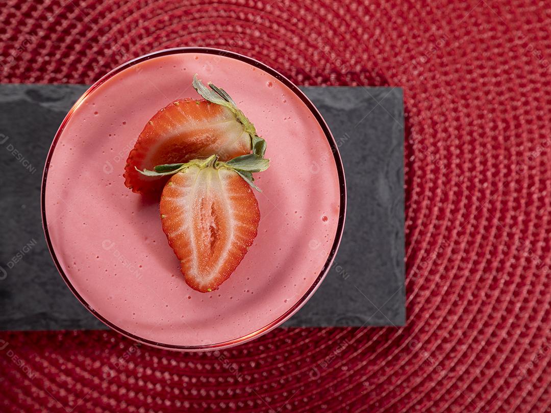 Mousse de morango saborosa em vidro com morango por cima Imagem JPG