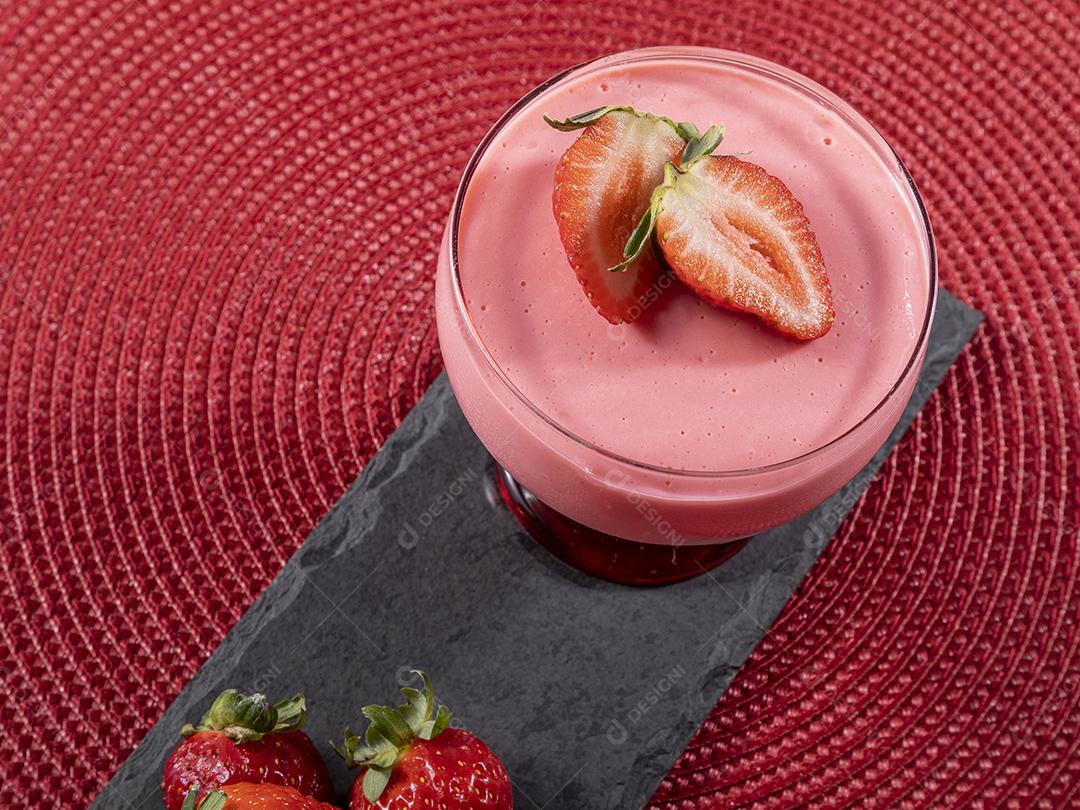 Mousse de morango saborosa em vidro com morango por cima Imagem JPG