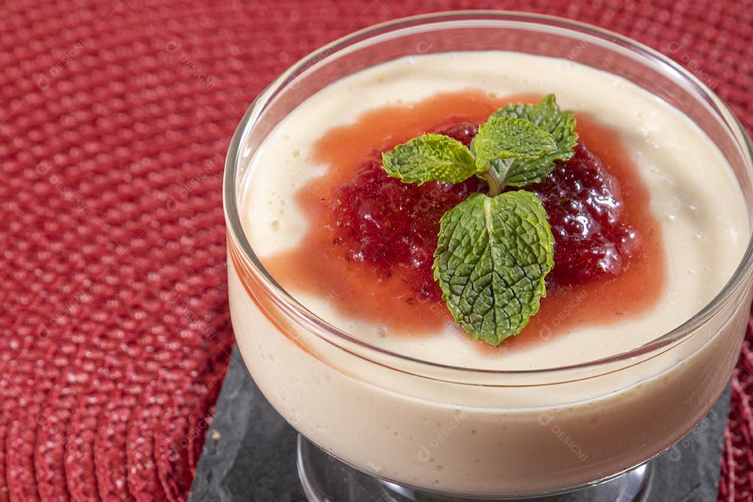 Mousse de limão em tigela de cristal com cobertura de geléia de morango Imagem JPG