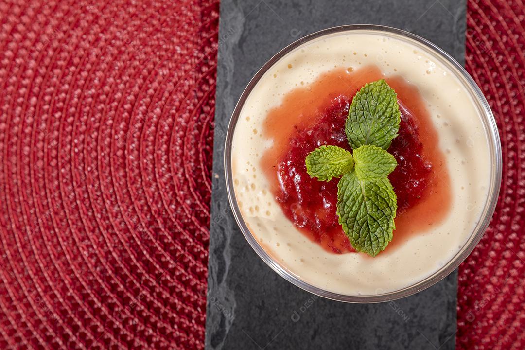 Mousse de limão em tigela de cristal com cobertura de geléia de morango Imagem JPG